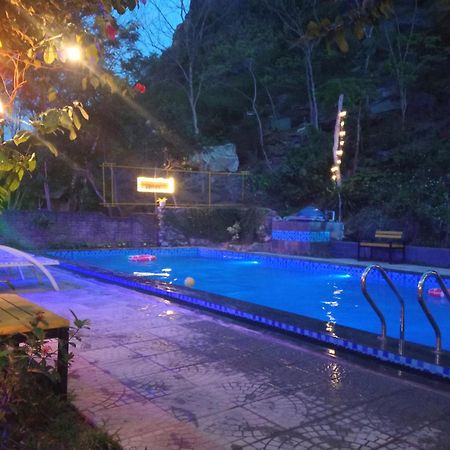 Song Toan Hotel Фонгня Экстерьер фото